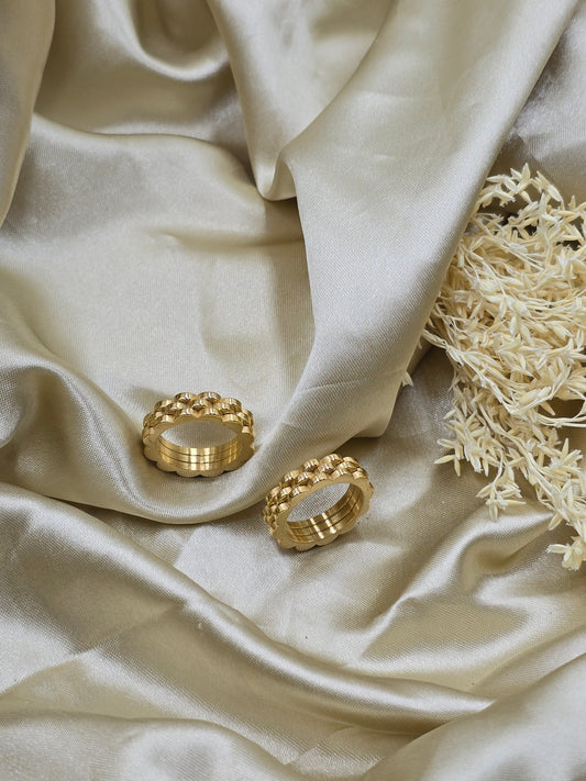 Regal Grid Finger Ring