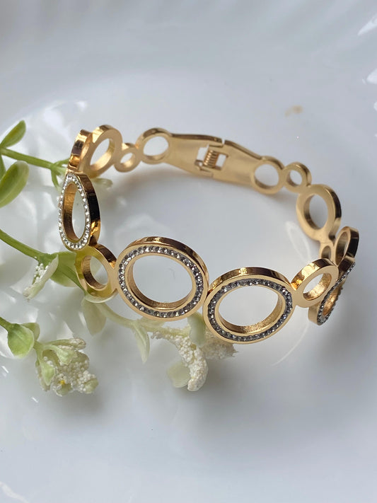 Gold Circle-Link Bracelet
