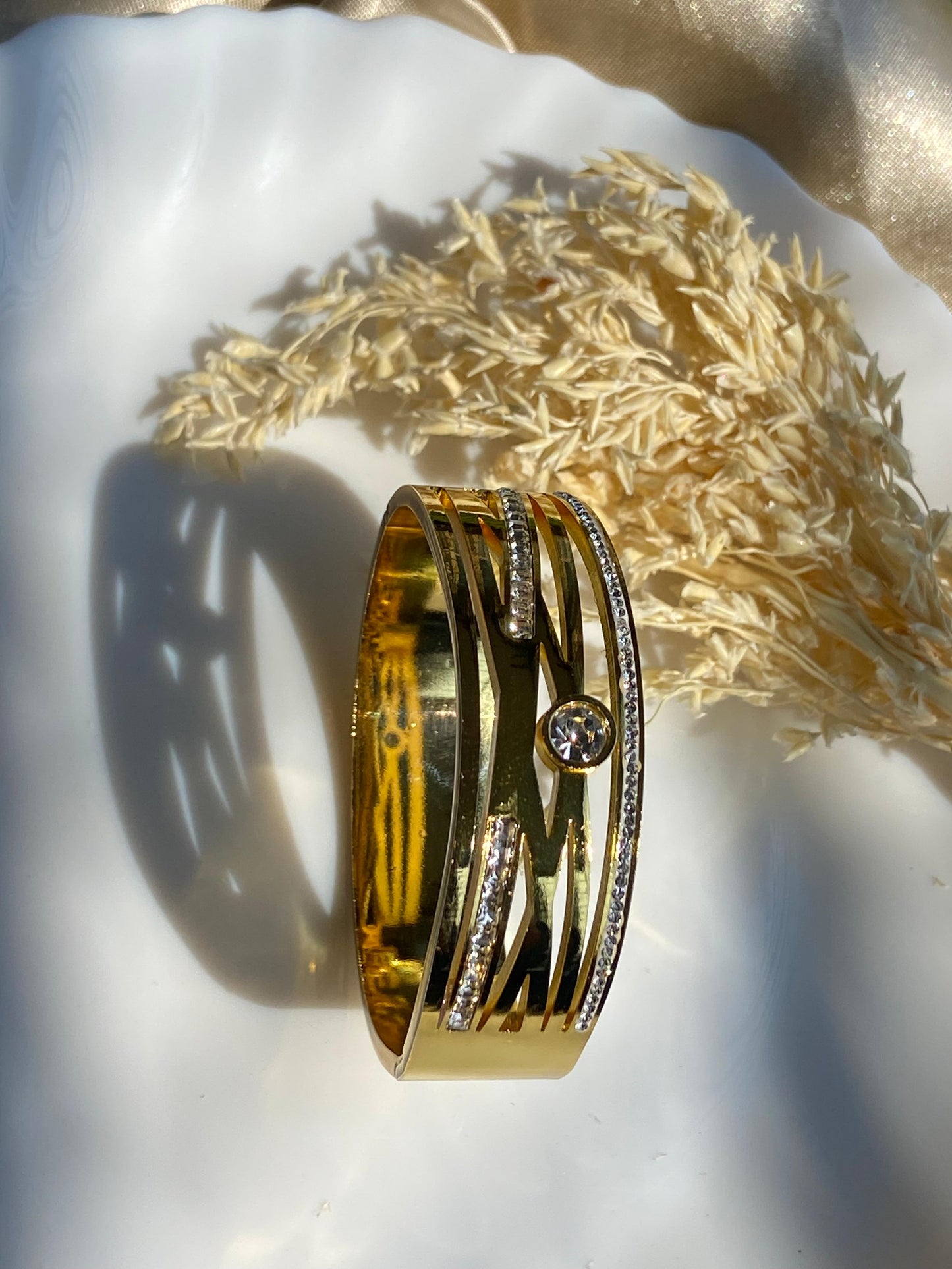 Radiant Solitaire Gold Kada